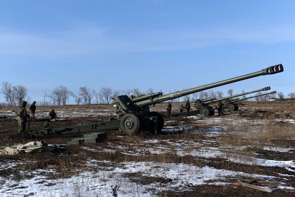 Militares preparam um obuseiro 2А65 Msta-B de 152 mm para efetuar tiro real - Sputnik Brasil