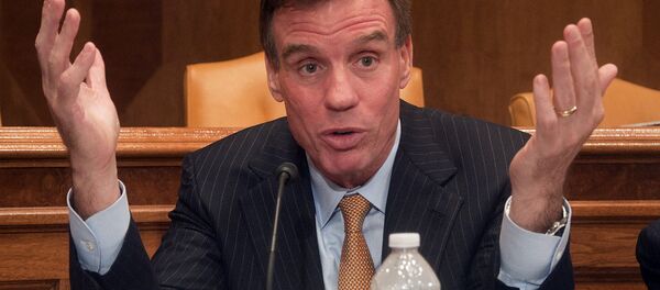 O senador democrata norte-americano Mark Warner O senador democrata norte-americano Mark Warner - Sputnik Brasil