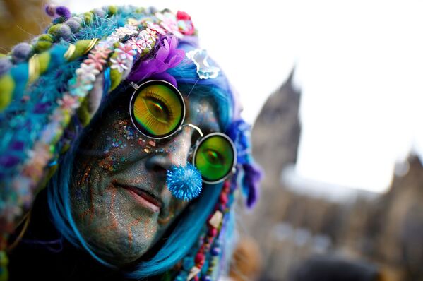 Participante do Carnaval em Colônia, na Alemanha - Sputnik Brasil