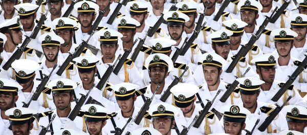 Tropas iranianas marham durante parada militar - Sputnik Brasil