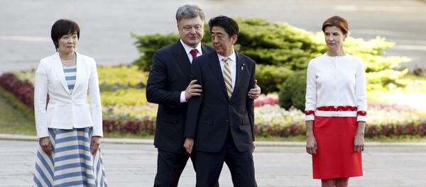 Presidente da Ucrania Pyotr Poroshenko e primeiro-ministro do Japão Shinzo Abe  em Kiev - Sputnik Brasil