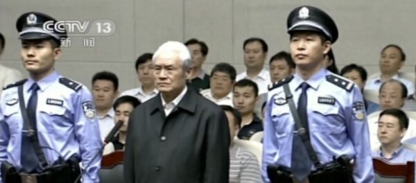 Zhou Yongkang, ex-líder do Partido Comunista durante seu julgamento. Zhou Yongkang, ex-líder do Partido Comunista durante seu julgamento. - Sputnik Brasil