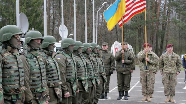 US and Ukrainian soldiers stand guard during opening ceremony of the 'Fearless Guardian - 2015', Ukrainian-US Peacekeeping and Security command and staff training, in western Ukraine, in Lviv region, Monday, April 20, 2015 - Sputnik Brasil