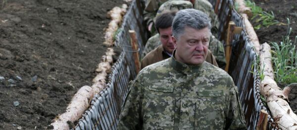 Presidente ucraniano Pyotr Poroshenko examina a construção de fortificações na região de Donetsk, em 11 de junho de 2015 - Sputnik Brasil