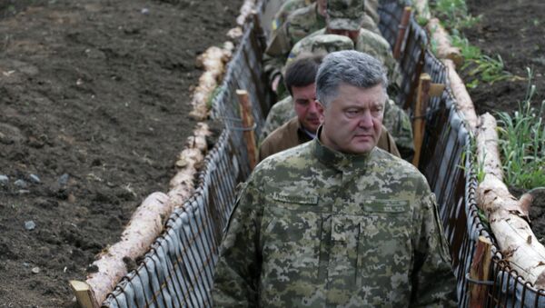 O presidente da Ucrânia, Pyotr Poroshenko, confere a construção de fortificações  em Donetsk - Sputnik Brasil