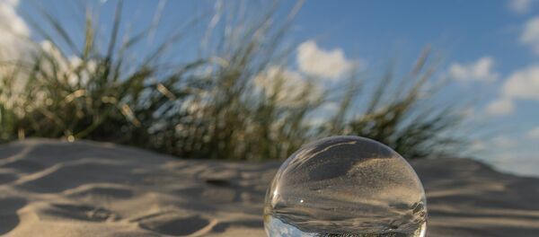 Bola de vidro na praia (imagem ilustrativa) Bola de vidro na praia (imagem ilustrativa) - Sputnik Brasil