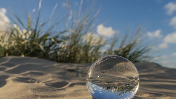 Bola de vidro na praia (imagem ilustrativa) - Sputnik Brasil
