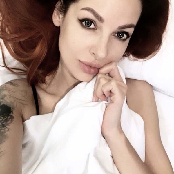 Hamshira qizlar sikni sorishadi U ozining porno filmiga mop yopishtirdi