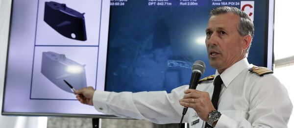 O porta-voz da Marinha argentina, Enrique Balbi, mostrando as imagens dos restos do submarino ARA San Juan - Sputnik Brasil