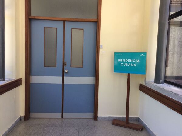 Entrada da residência dos médicos cubanos no Uruguai - Sputnik Brasil