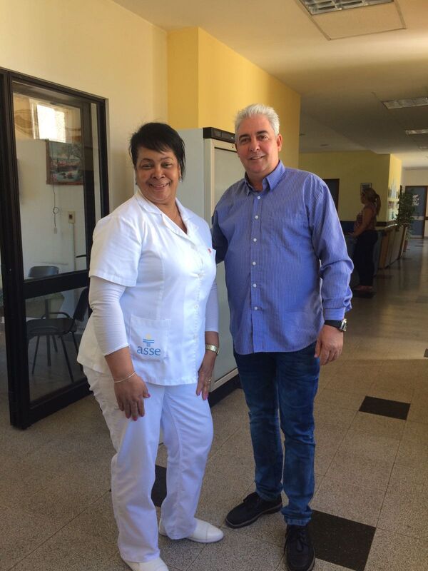 Roberto Castellón, chefe da equipe médica cubana no Uruguai junto de uma das colaboradoras - Sputnik Brasil