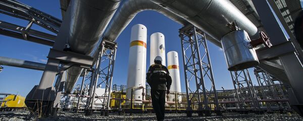 Trabalhador da RN-Purneftegaz, uma empresa filhiada da Rosneft, na estação de compressão de gás Kharampur, na península russa de Yamal (foto referencial) - Sputnik Brasil