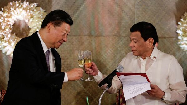 O presidente chinês, Xi Jinping, com o presidente das Filipinas, Rodrigo Duterte, em Manila. - Sputnik Brasil