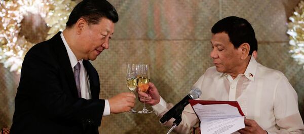 O presidente chinês, Xi Jinping, com o presidente das Filipinas, Rodrigo Duterte, em Manila. O presidente chinês, Xi Jinping, com o presidente das Filipinas, Rodrigo Duterte, em Manila. - Sputnik Brasil