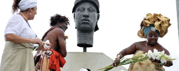 Grupos negros homenageiam o Dia Nacional da Consciência Negra no Rio de Janeiro em frente ao monumento a Zumbi dos Palmares na região central da cidade. - Sputnik Brasil