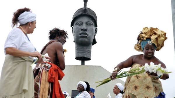 Grupos negros homenageiam o Dia Nacional da Consciência Negra no Rio de Janeiro em frente ao monumento a Zumbi dos Palmares na região central da cidade. - Sputnik Brasil