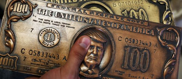 Chapa de impressão de cédulas souvenir com Donald Trump na face - Sputnik Brasil