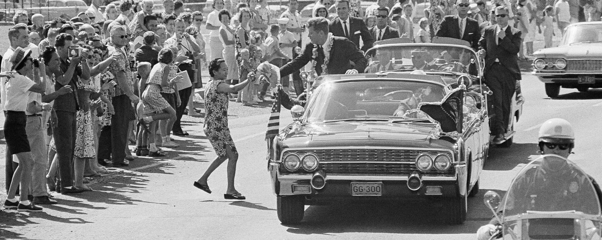 35° presidente dos EUA, John F. Kennedy, durante carreata na cidade norte-americana de Honolulu, em 9 de junho de 1963 - Sputnik Brasil, 1920, 16.12.2021