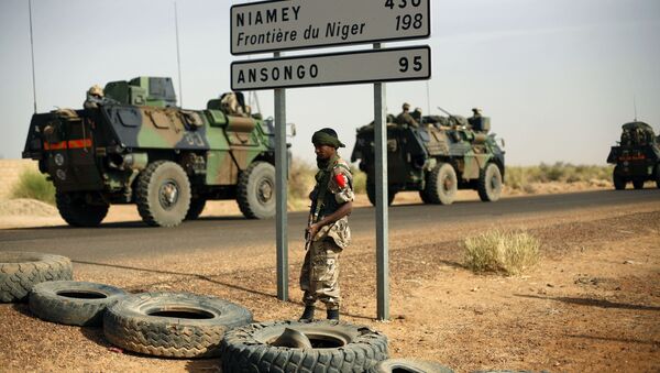 Veículos militares franceses se dirigindo rumo à fronteira do Níger (foto de arquivo) - Sputnik Brasil