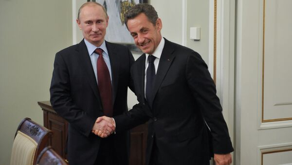 O presidente russo, Vladimir Putin (à esquerda), e o ex-presidente francês, Nicolas Sarkozy (à direita) durante encontro na residência oficial de Novo-Ogaryovo. - Sputnik Brasil