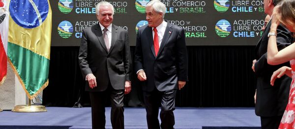 O presidente brasileiro, Michel Temer (à direita), e o presidente chileno, Sebastián Piñera (à esquerda), durante cerimônia de assinatura de acordo de livre comércio entre Brasil e Chile, no palácio presidencial de La Moneda, em Santiago, Chile. - Sputnik Brasil