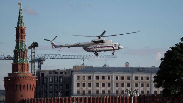 Helicóptero Mi-8 sobrevoando Kremlin - Sputnik Brasil