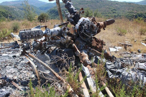 Destroços do bombardeiro Su-24M e do helicóptero de resgate russos na província síria de Latakia - Sputnik Brasil