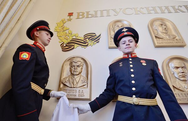 Cerimônia de inauguração de baixo-relevo memorial em honra do herói da Rússia Oleg Peshkov em uma escola militar - Sputnik Brasil