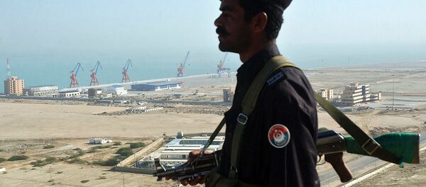 A Pakistan security personnel stands guard near the the Beijing-funded megaport of Gwadar, in southwestern Pakistan - Sputnik Brasil
