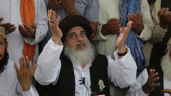 O clérigo radical Khadim Hussain Rizvi reza durante seu discurso a seguidores em Lahore, Paquistão. Cerca de mil seguidores reuniram-se em Lahore em protesto contra uma determinação judicial que tornou o clérigo em fugitivo devido a protestos violentos de 2017 em Islamabad, nos quais cinco pessoas foram mortas. - Sputnik Brasil