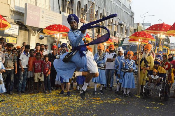 Sikhs indianos demonstram sua mestria em artes marciais durante uma procissão sagrada em Secunderabad - Sputnik Brasil