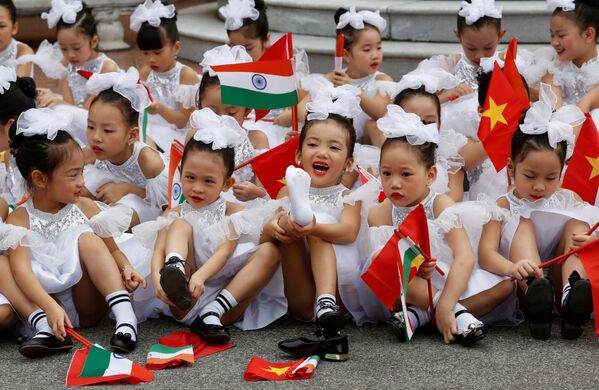 Crianças vietnamitas saúdam o presidente indiano, Ram Nath Kovind, que chegou a Hanói no âmbito de uma visita oficial - Sputnik Brasil