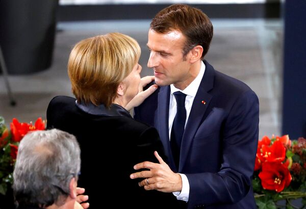 Chanceler alemã, Angela Merkel, abraça o presidente francês, Emmanuel Macron, após discursar no parlamento alemão no Dia do Luto Nacional - Sputnik Brasil