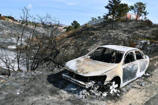 Carro queimado pelos incêndios florestais perto da cidade de Malibu, na Califórnia - Sputnik Brasil