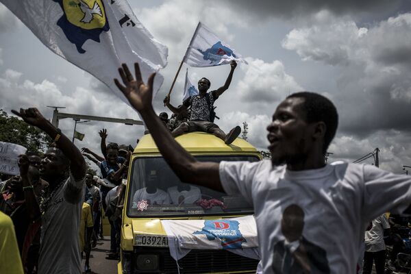 Apoiadores do líder da oposição radical na República Democrática de Congo, Martin Fayulu, festejam início da sua campanha presidencial em Kinshasa - Sputnik Brasil