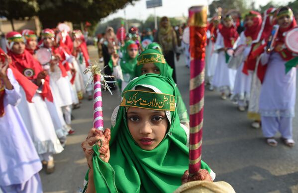 Adolescentes paquistaneses participam de festejos no dia do aniversário do profeta Maomé, em Karachi - Sputnik Brasil