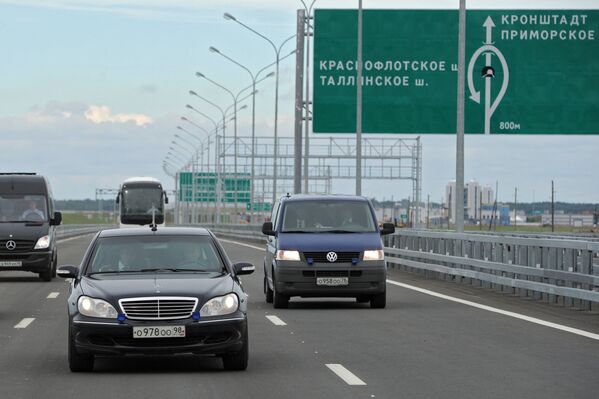 O presidente russo, Vladimir Putin, ao volante do carro Mercedes-Benz Pullman, em 12 de agosto de 2011 - Sputnik Brasil