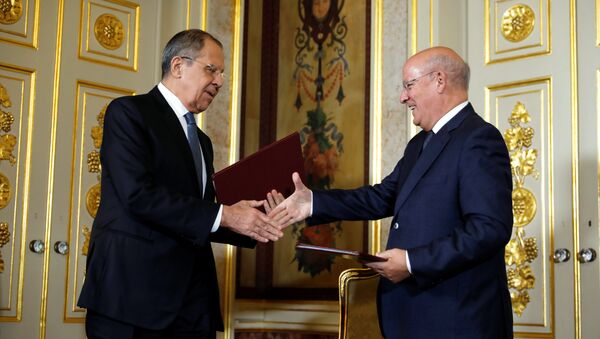 Chanceler russo Sergei Lavrov e seu homólogo português Augusto Santos Silva apertam mãos após negociações realizadas em Lisboa, em 24 de novembro de 2018 - Sputnik Brasil