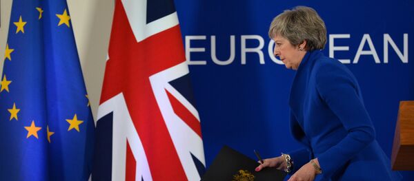 A primeira-ministra britânica Theresa May deixa conferência de imprensa após uma extraordinária cúpula do Brexit realizada pela União Europeia. - Sputnik Brasil