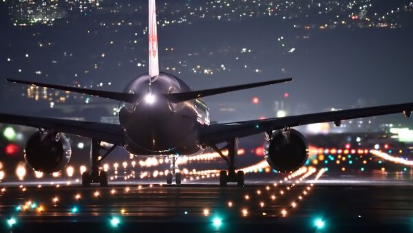 Avião na pista de pouso à noite (imagem ilustrativa) - Sputnik Brasil
