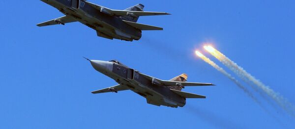 Caças russos Su-24 durante voo - Sputnik Brasil