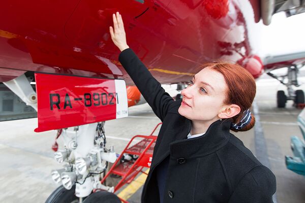 Copilota da aeronave Sukhoi Superjet 100, Daria Sinichkina, da companhia aérea russa  Red Wings - Sputnik Brasil