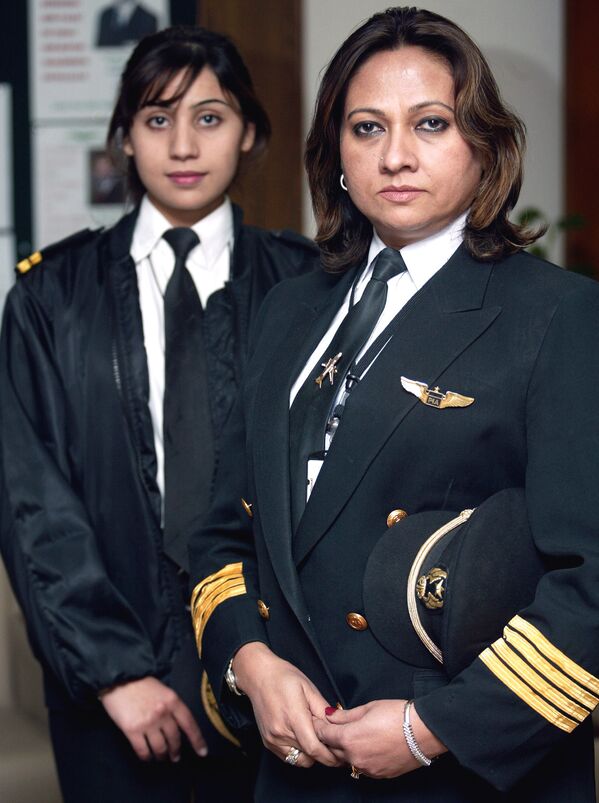 Pilota paquistanesa Ayesha Rabia Naveed (à direita) e a copilota Sadia Aziz (à esquerda), 26 de janeiro de 2006 - Sputnik Brasil
