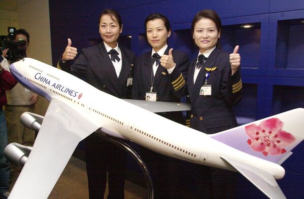 Pilotas da companhia aérea China Airlines, perto de um modelo da Boeing 747-400, em Taipé (Taiwan), 4 de novembro de 2002 - Sputnik Brasil