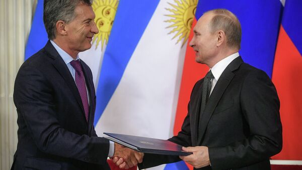 O presidente russo, Vladimir Putin (à direita), e o presidente argentino, Mauricio Macri (à esquerda) se cumprimentam durante cerimônia de assinatura de um documento durante encontro entre ambos em Moscou, Rússia, em 23 de janeiro de 2018. - Sputnik Brasil