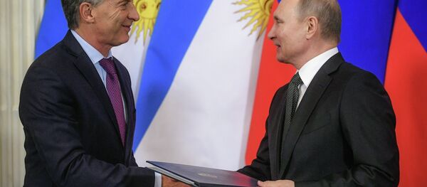 O presidente russo, Vladimir Putin (à direita), e o presidente argentino, Mauricio Macri (à esquerda) se cumprimentam durante cerimônia de assinatura de um documento durante encontro entre ambos em Moscou, Rússia, em 23 de janeiro de 2018. - Sputnik Brasil