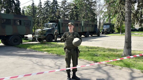 Militar ucraniano perto do material bélico no distrito ucraniano de Odessa - Sputnik Brasil