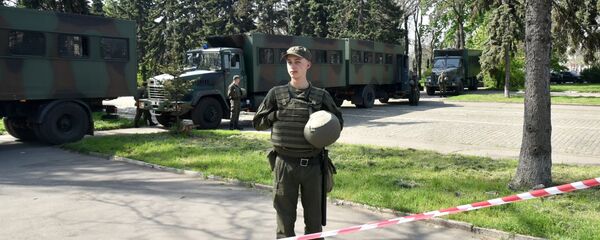 Militar ucraniano perto do material bélico no distrito ucraniano de Odessa - Sputnik Brasil