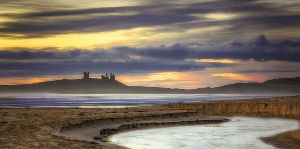 Castelo de Dunstanburgh é o maior castelo da Northumberland no norte da Inglaterra - Sputnik Brasil