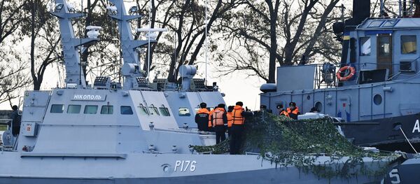 Navios ucranianos Nikopol e Yany Kapu no porto de Kerch - Sputnik Brasil